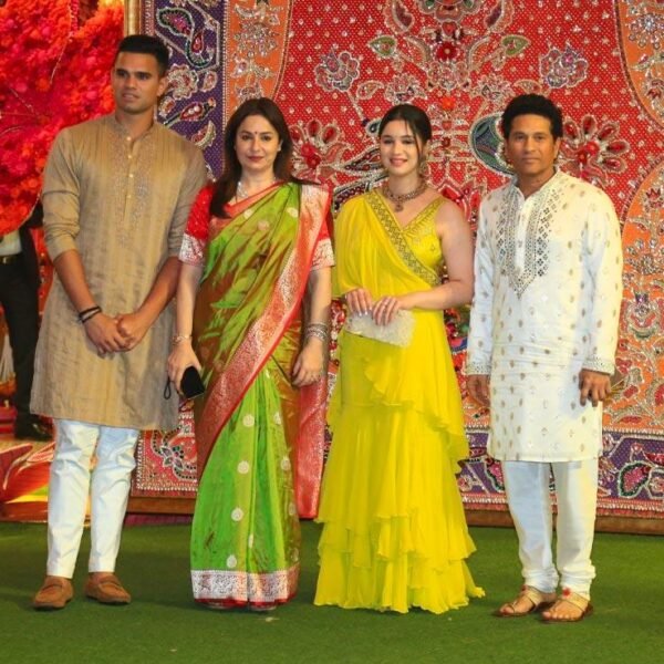 Sara Tendulkar-Sania Chandok: सादगी भरे लुक ने लूटी महफिल