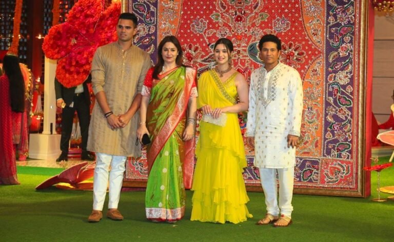 Sara Tendulkar Saree Look ब्लू साड़ी में बेहद खूबसूरत दिखीं सारा