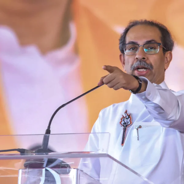 Uddhav Thackeray को बड़ा झटका! UBT के 6 सांसद शिंदे गुट में गए, बोले- ‘इस बार छक्का मारा है’