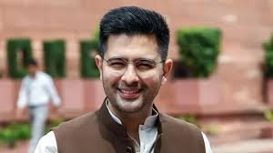 पंजाब की वोटर लिस्ट में राघव चड्ढा का नाम हटाया गया पंजाब में चुनाव आयोग के स्पेशल इंटेंसिव रिवीजन (SIR) अभियान के बीच राज्यसभा सांसद राघव चड्ढा का नाम ड्राफ्ट वोटर लिस्ट से हटाए जाने को लेकर राजनीतिक विवाद शुरू हो गया है। चुनाव आयोग की ओर से 13 अगस्त 2026 को जारी ड्राफ्ट मतदाता सूची में चड्ढा का नाम नहीं है और उन्हें ‘Permanently Shifted’ श्रेणी में रखा गया है। राघव चड्ढा ने इस कार्रवाई को राजनीतिक बदले की भावना से की गई कार्रवाई बताया है। उन्होंने आरोप लगाया कि आम आदमी पार्टी छोड़कर बीजेपी में शामिल होने के बाद उन्हें निशाना बनाया जा रहा है। चड्ढा के मुताबिक, उनका वोटर आईडी मोहाली में पंजीकृत है और उन्होंने दावा किया कि इस पूरी प्रक्रिया में बूथ लेवल ऑफिसर से लेकर मुख्य निर्वाचन अधिकारी तक के स्तर पर कार्रवाई हुई है। चड्ढा ने लगाया राजनीतिक साजिश का आरोप राघव चड्ढा ने कहा कि उन्होंने आम आदमी पार्टी छोड़ने के बाद से पार्टी की प्रतिक्रिया में बदलाव देखा है। उनका आरोप है कि वोटर लिस्ट से नाम हटाना इसी राजनीतिक नाराजगी का हिस्सा है। उन्होंने SIR की गाइडलाइन के पैराग्राफ 4(d) का हवाला देते हुए दावा किया कि सांसदों, विधायकों और न्यायाधीशों जैसे संवैधानिक पदों पर रहे लोगों के लिए एक ‘प्रोटेक्टेड लिस्ट’ का प्रावधान है। उनका कहना है कि ऐसे नामों को दावे और आपत्तियों की प्रक्रिया पूरी होने तक ड्राफ्ट सूची में बनाए रखा जाना चाहिए। पंजाब में 20.66 लाख मतदाताओं के नाम हटाए गए SIR अभियान के तहत पंजाब में कुल 20.66 लाख मतदाताओं के नाम ड्राफ्ट सूची से हटाए गए हैं। यह संख्या राज्य के SIR से पहले के कुल मतदाताओं का लगभग 9.7 प्रतिशत बताई गई है। हटाए गए नामों में अनुपस्थित, स्थानांतरित, मृत और डुप्लीकेट मतदाताओं की श्रेणियां शामिल हैं। राघव चड्ढा ने कहा है कि वह दावे और आपत्तियों की प्रक्रिया के दौरान अपना नाम दोबारा मतदाता सूची में शामिल कराने के लिए आवेदन करेंगे। ड्राफ्ट सूची पर दावे और आपत्तियां दर्ज कराने की अंतिम तारीख 12 सितंबर 2026 है। इसके बाद अंतिम मतदाता सूची अक्टूबर 2026 में जारी की जानी है। AAP ने आरोपों पर किया पलटवार राघव चड्ढा के आरोपों पर आम आदमी पार्टी ने पलटवार करते हुए कहा कि मतदाता सूची के पुनरीक्षण का काम भारत निर्वाचन आयोग के अधिकार क्षेत्र में आता है। पार्टी का कहना है कि राज्य सरकार की ओर से मतदाताओं के नाम हटाने या जोड़ने का फैसला नहीं किया जाता। raghav chadgaa